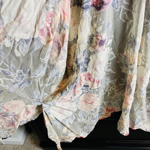 Roffe Accessories Short Sleeve Luxe Floral Shawl - Picture 4 of 6